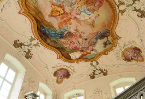 Blick auf das barocke Deckenfresko im Treppenhaus von Schloss ob Ellwangen